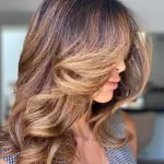 Foto di donna con capelli medi biondo chiaro sabbia