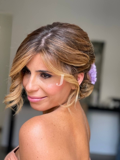 Foto di donna con capelli medi biondo chiaro sabbia