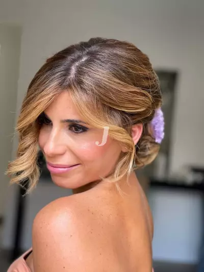 Foto di donna con capelli medi biondo chiaro sabbia