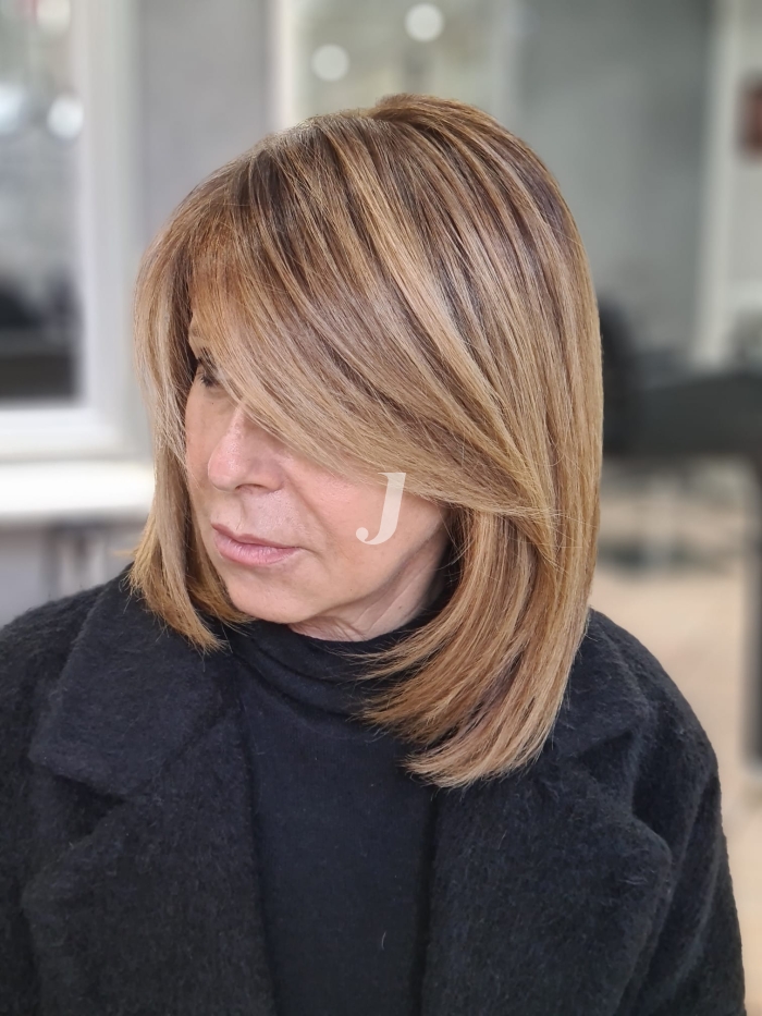 Foto di donna con capelli corti biondo chiaro sabbia
