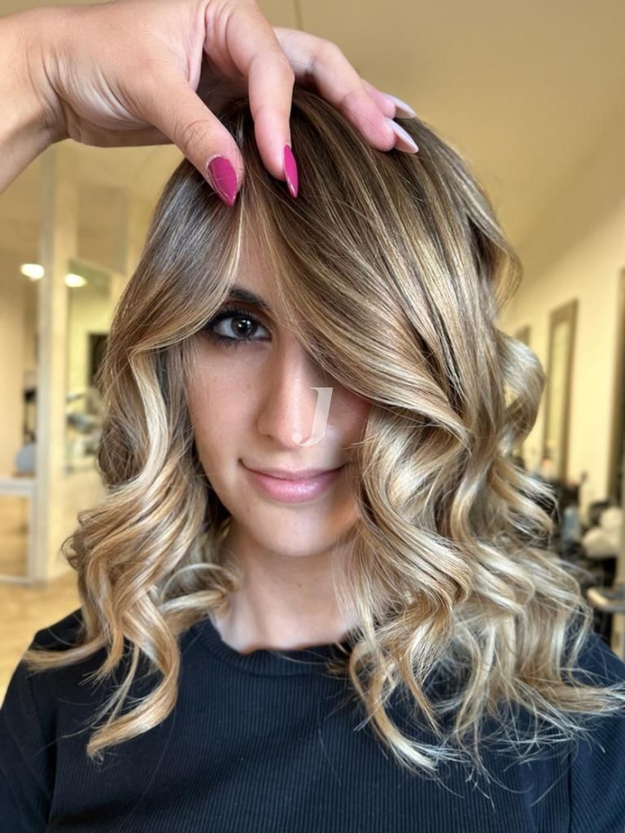 Foto di donna con capelli medi biondo chiaro sabbia