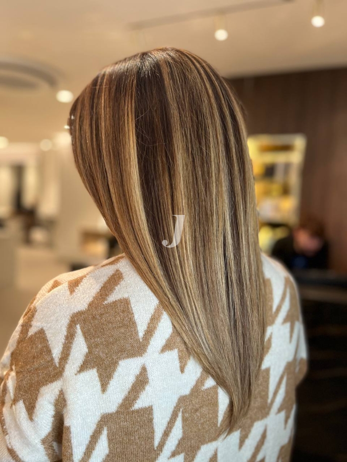 Foto di donna con capelli medi biondo chiaro sabbia