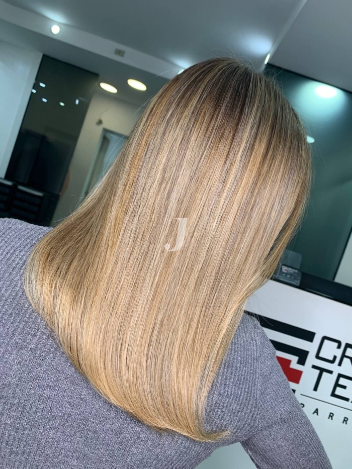 Foto di donna con capelli medi biondo chiaro sabbia