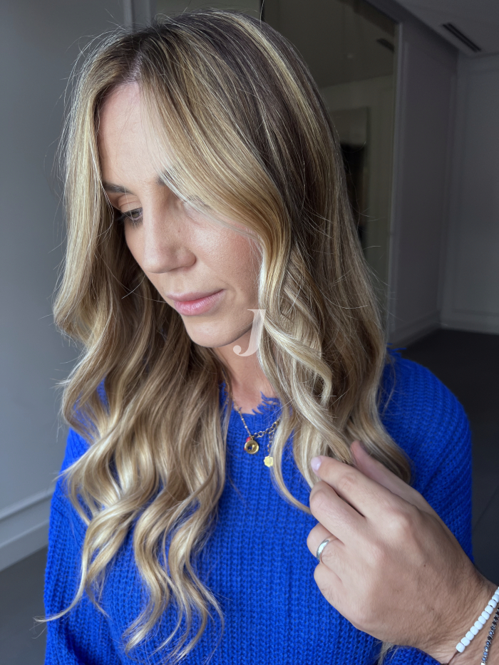 Foto di donna con capelli medi biondo chiaro sabbia