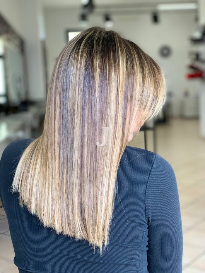 Foto di donna con capelli medi biondo chiaro sabbia