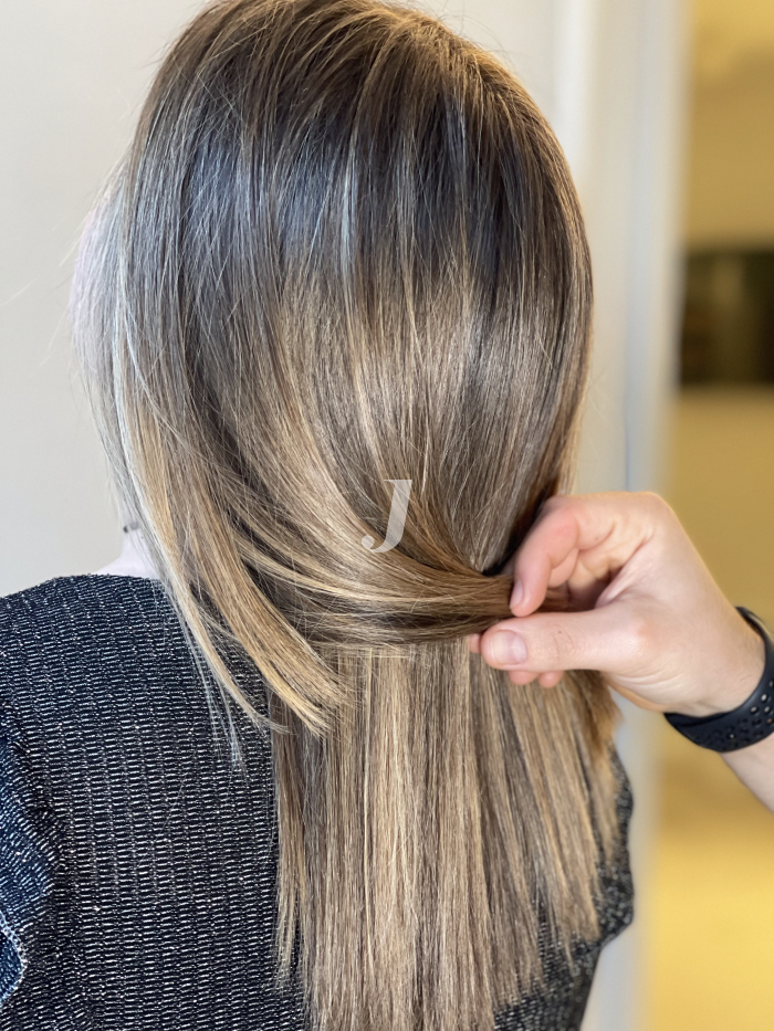 Foto di donna con capelli medi biondo chiaro sabbia