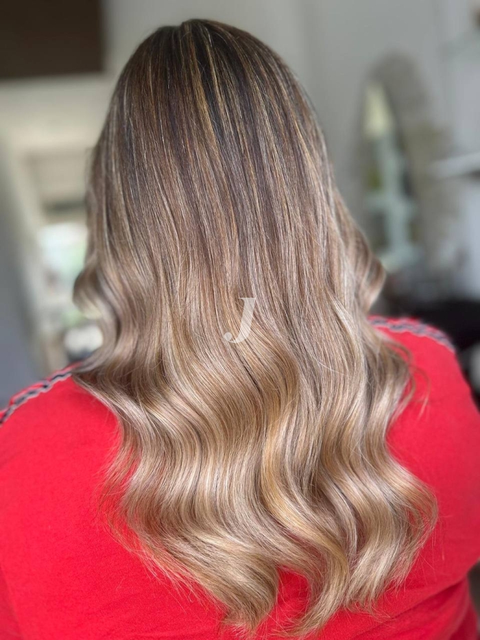 Foto di donna con capelli medi biondo chiaro sabbia