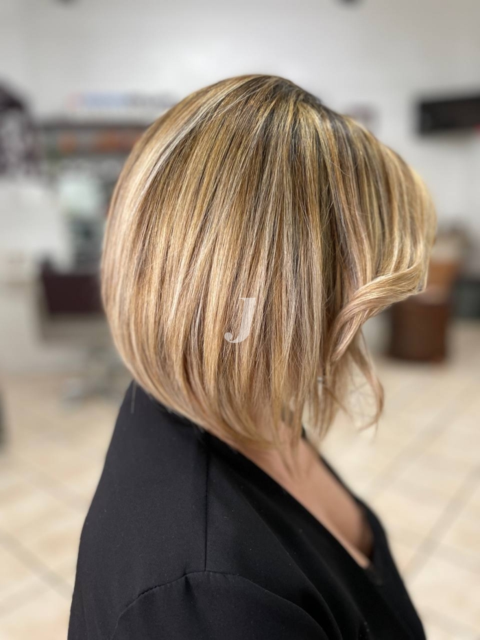 Foto di donna con capelli corti biondo chiaro sabbia