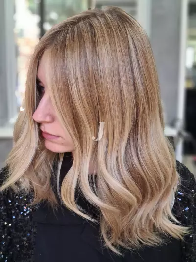 Foto di donna con capelli medi biondo chiarissimo dorato