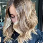 Foto di donna con capelli medi biondo chiarissimo dorato