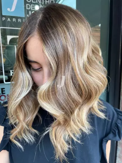 Foto di donna con capelli medi biondo chiarissimo dorato