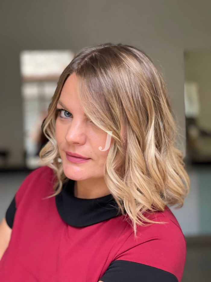 Foto di donna con capelli medi biondo chiarissimo dorato