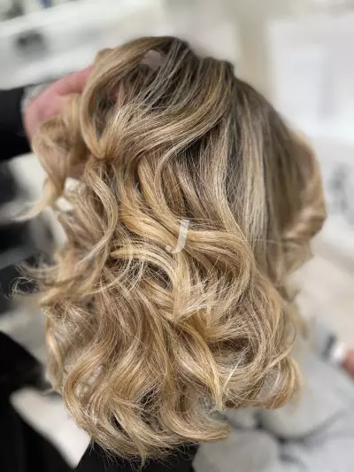 Foto di donna con capelli medi biondo chiarissimo dorato