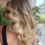 Foto di donna con capelli medi biondo chiarissimo dorato