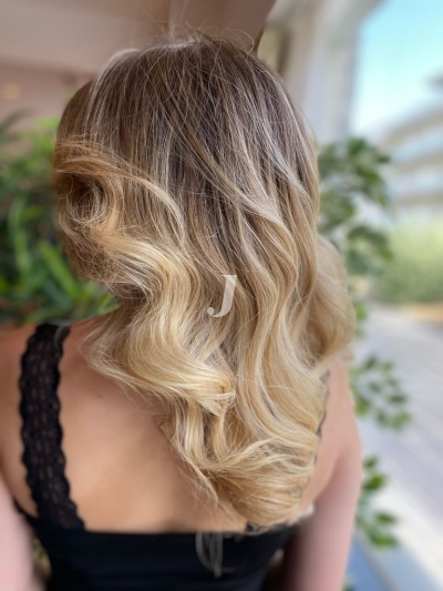 Foto di donna con capelli medi biondo chiarissimo dorato