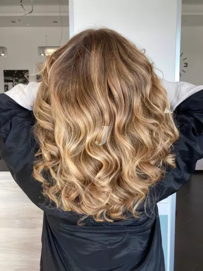 Foto di donna con capelli medi biondo chiarissimo dorato