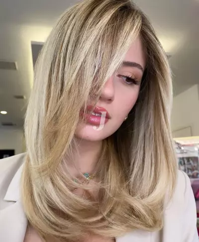 Foto di donna con capelli medi biondo chiarissimo dorato