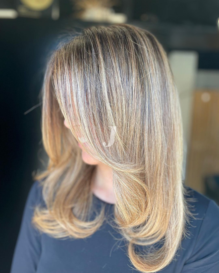 Foto di donna con capelli medi biondo chiarissimo dorato