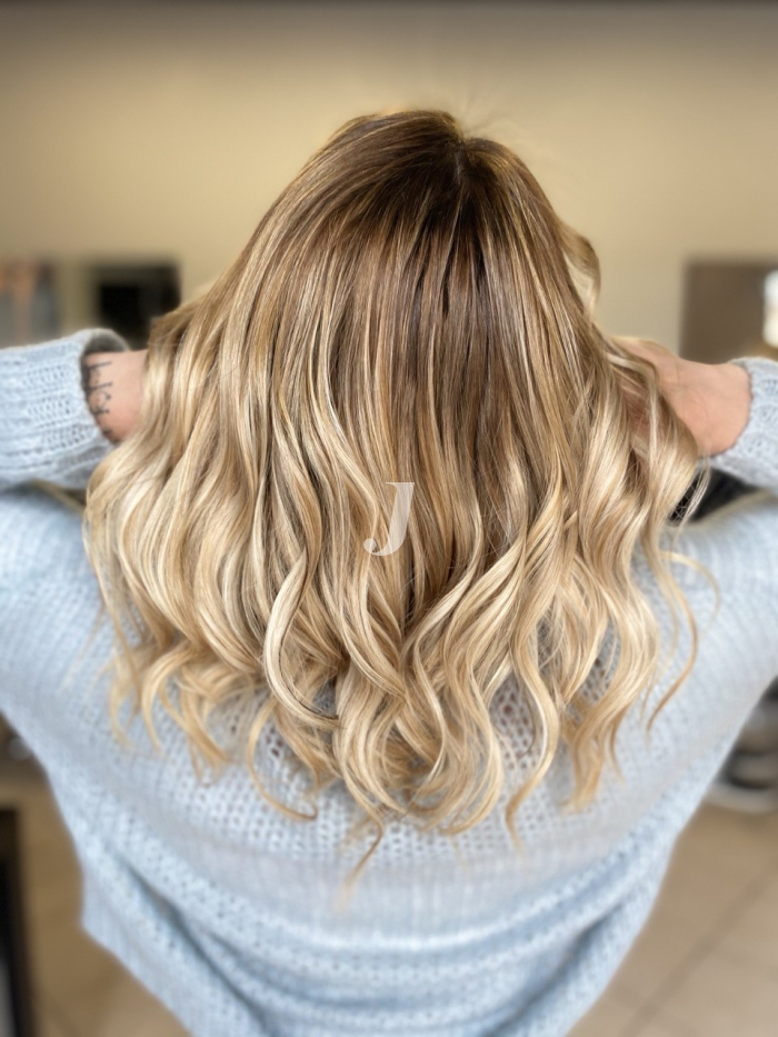 Foto di donna con capelli medi biondo chiarissimo dorato