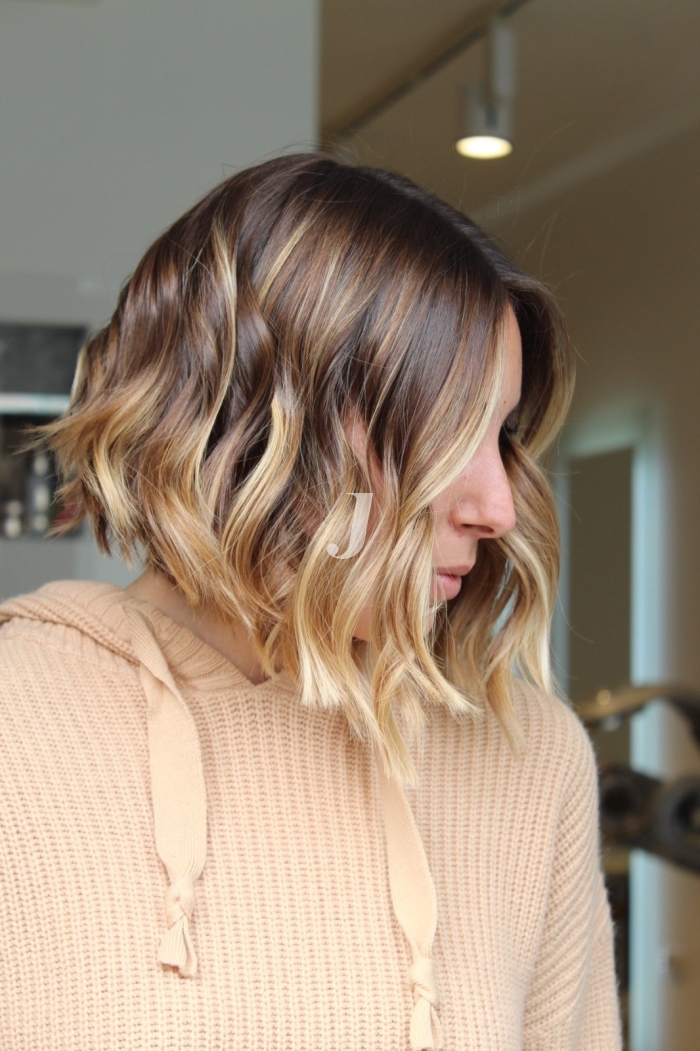 Foto di donna con capelli corti biondo chiarissimo dorato