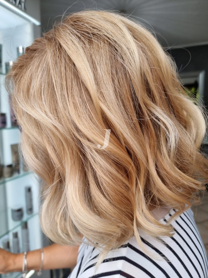 Foto di donna con capelli corti biondo chiarissimo dorato