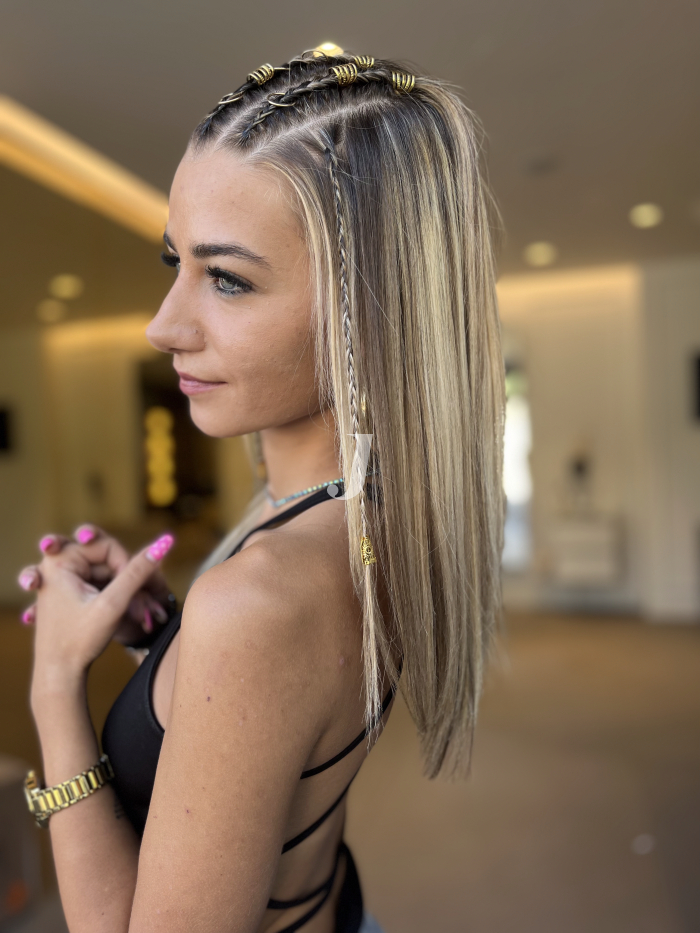 Foto di donna con capelli medi biondo chiarissimo dorato