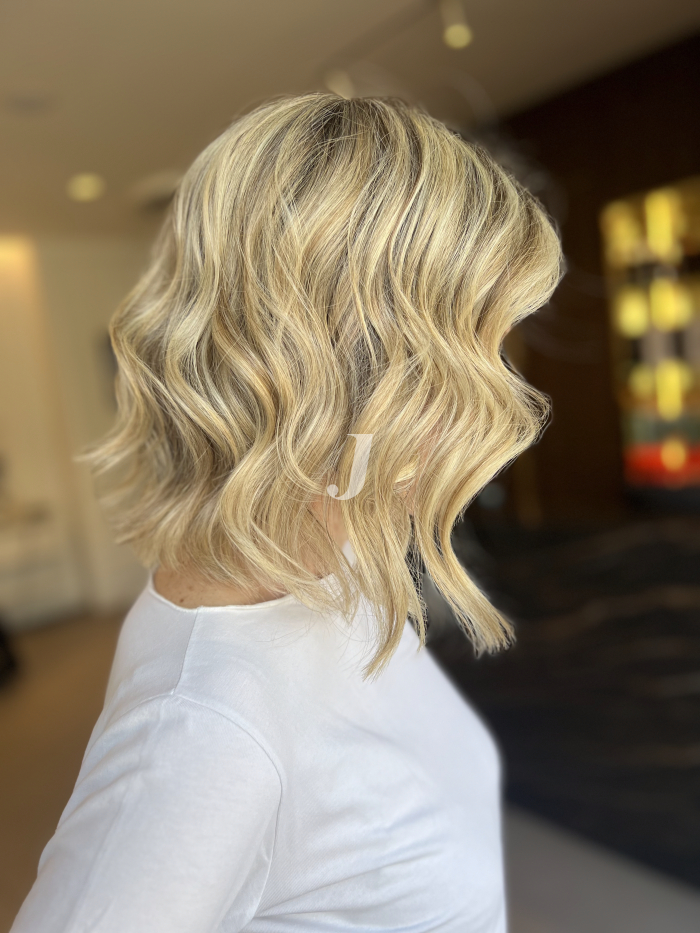 Foto di donna con capelli medi biondo chiarissimo dorato