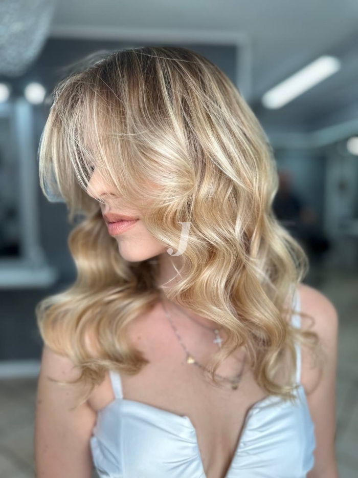 Foto di donna con capelli medi biondo chiarissimo dorato