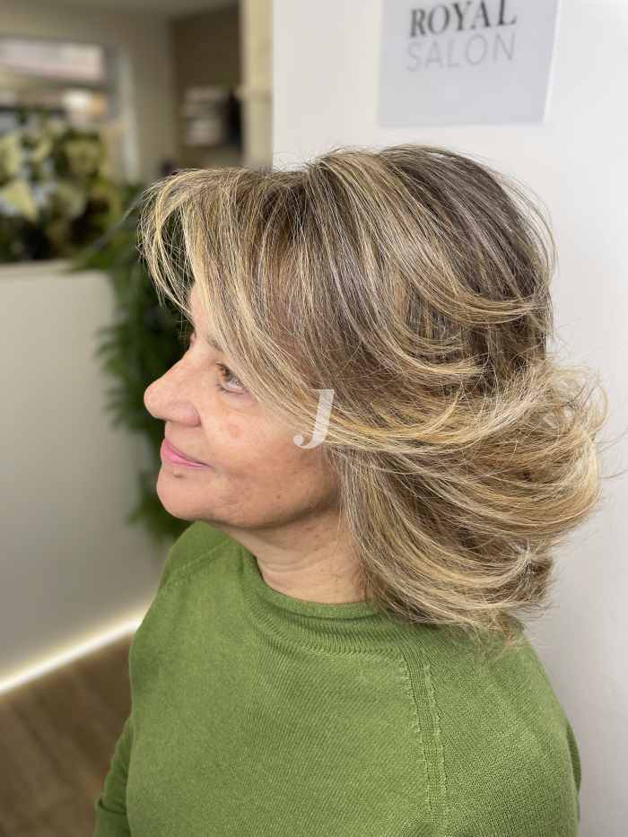 Foto di donna con capelli corti biondo chiarissimo dorato