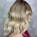 Foto di donna con capelli medi biondo chiarissimo cenere