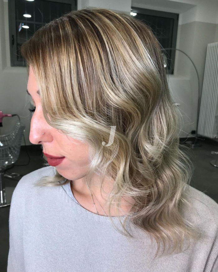 Foto di donna con capelli medi biondo chiarissimo cenere