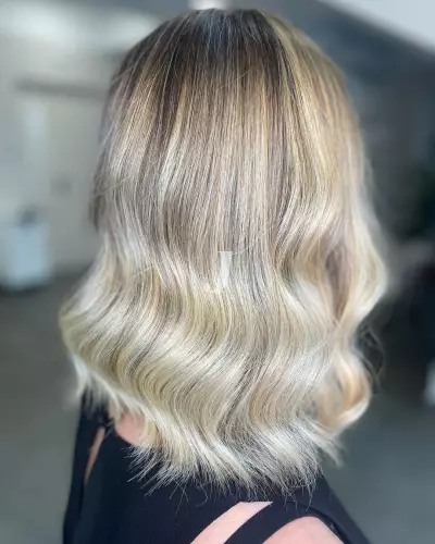 Foto di donna con capelli medi biondo chiarissimo cenere