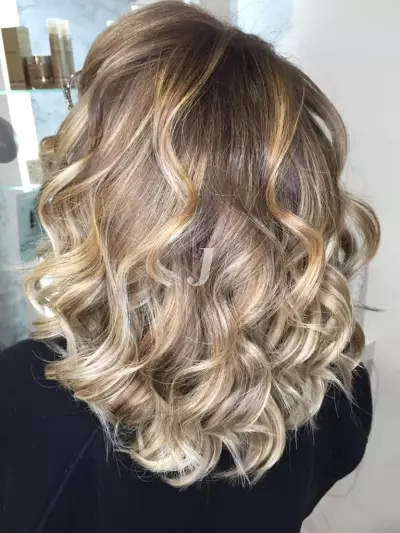 Foto di donna con capelli medi biondo chiarissimo cenere