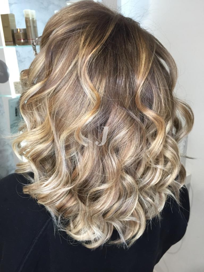 Foto di donna con capelli medi biondo chiarissimo cenere