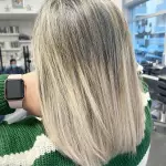 Foto di donna con capelli medi biondo chiarissimo cenere