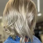 Foto di donna con capelli corti biondo chiarissimo cenere