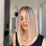 Foto di donna con capelli medi biondo chiarissimo cenere