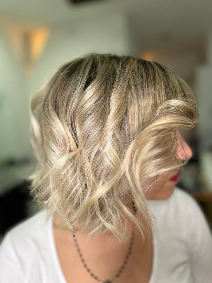 Foto di donna con capelli corti biondo chiarissimo cenere