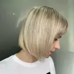 Foto di donna con capelli corti biondo chiarissimo cenere