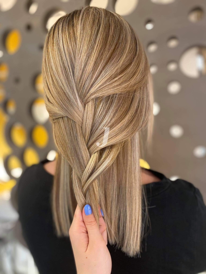 Foto di donna con capelli medi biondo chiarissimo perla