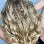 Foto di donna con capelli medi biondo chiarissimo perla