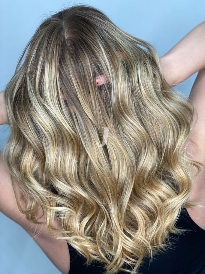 Foto di donna con capelli medi biondo chiarissimo perla