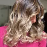 Foto di donna con capelli medi biondo chiarissimo perla