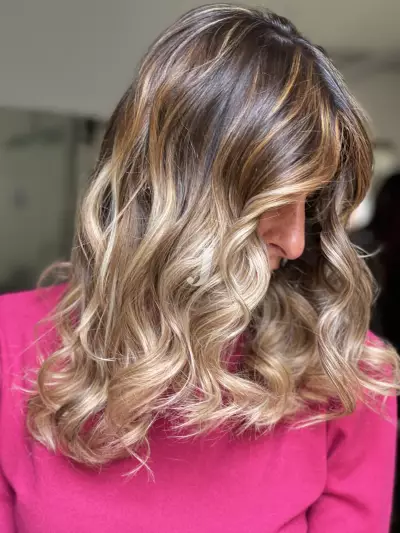 Foto di donna con capelli medi biondo chiarissimo perla