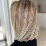 Foto di donna con capelli medi biondo chiarissimo perla