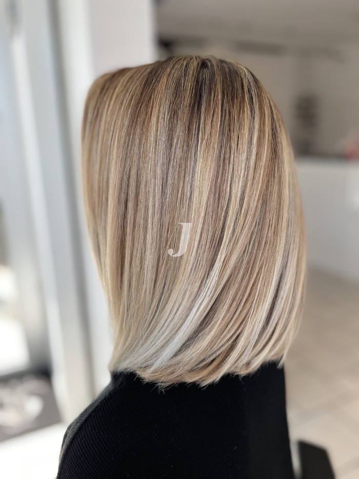 Foto di donna con capelli medi biondo chiarissimo perla