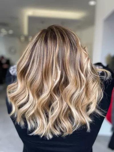 Foto di donna con capelli medi biondo chiarissimo perla