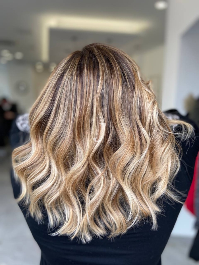 Foto di donna con capelli medi biondo chiarissimo perla