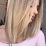 Foto di donna con capelli medi biondo chiarissimo perla