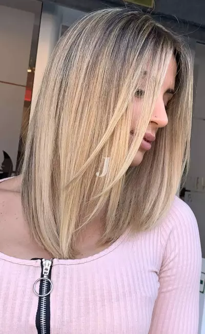 Foto di donna con capelli medi biondo chiarissimo perla